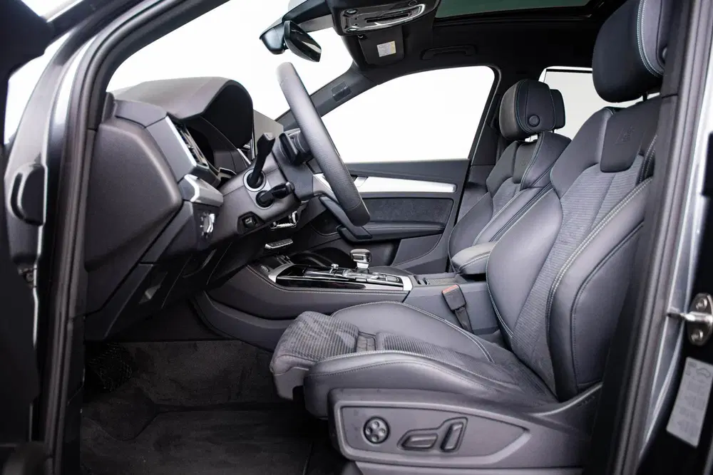 Audi Q5 55 TFSI e S edition Competition Panoramada uit 2023, foto 4