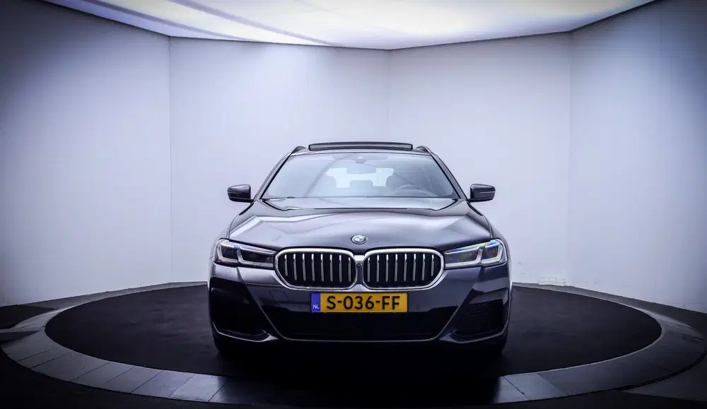 BMW 5-serie 5 Serie Touring 520iA M-SPORT High Executi uit 2022, foto 2