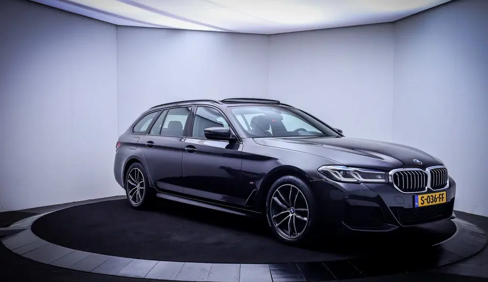 BMW 5-serie 5 Serie Touring 520iA M-SPORT High Executi uit 2022, foto 3