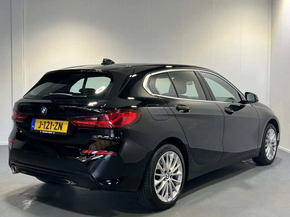 BMW 1-serie 118i Executive Edition uit 2020, foto 2