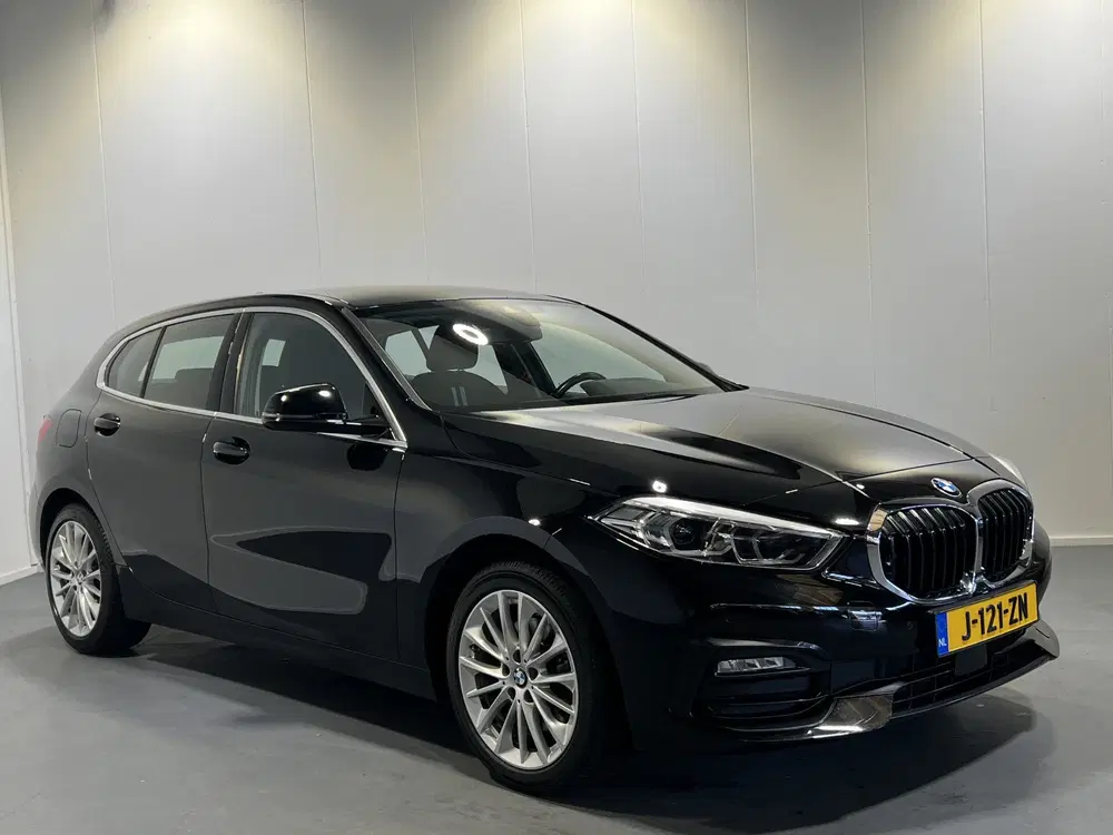 BMW 1-serie 118i Executive Edition uit 2020, foto 3