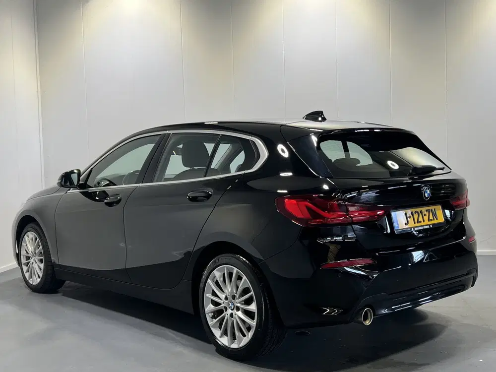 BMW 1-serie 118i Executive Edition uit 2020, foto 4