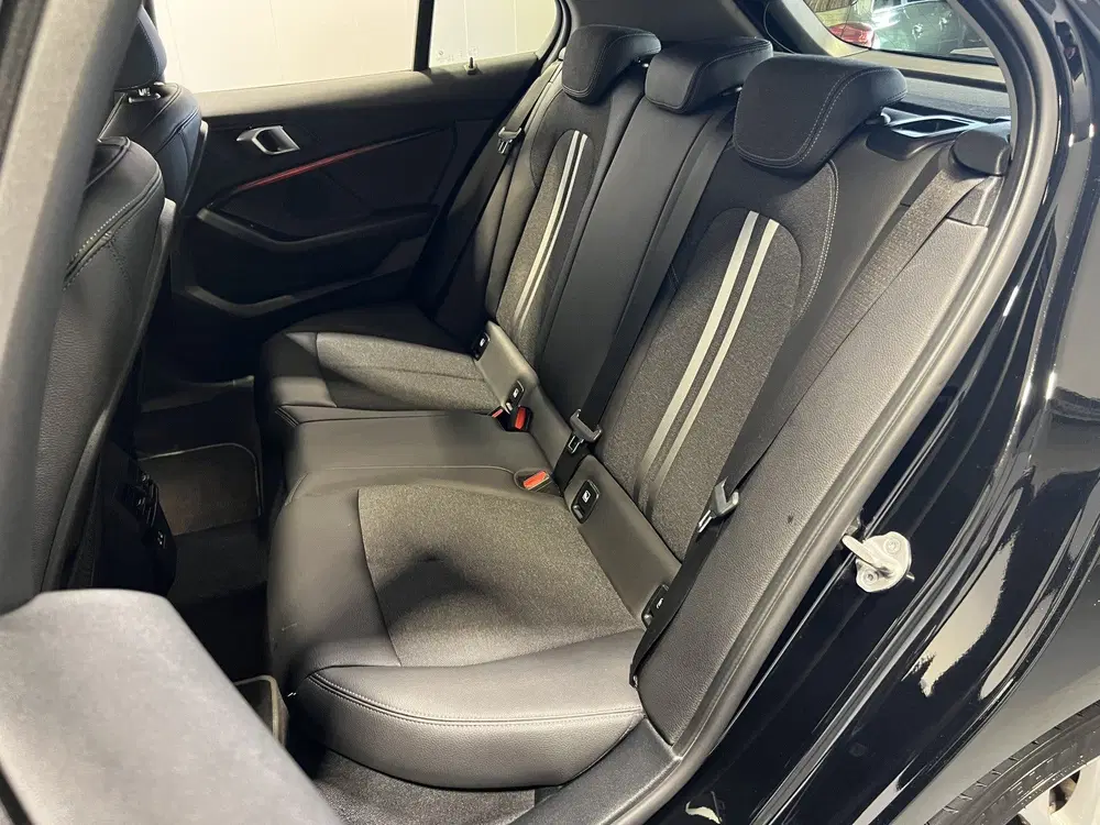 BMW 1-serie 118i Executive Edition uit 2020, foto 7