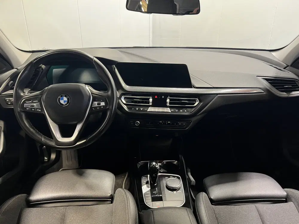 BMW 1-serie 118i Executive Edition uit 2020, foto 9