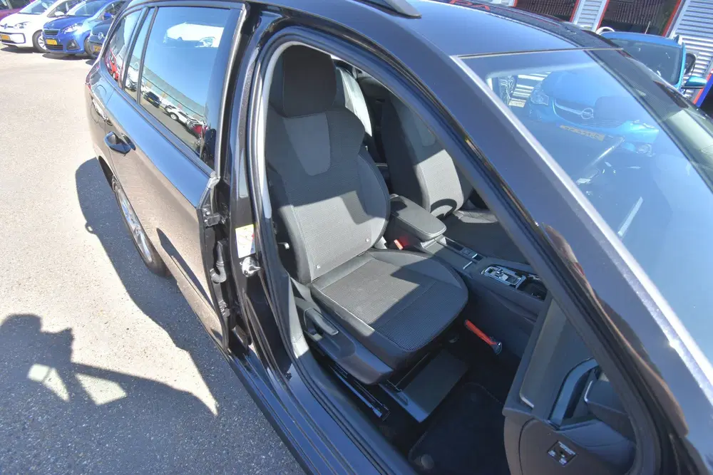 Skoda Octavia 1.0 e-TSI Business Edition uit 2022, foto 10