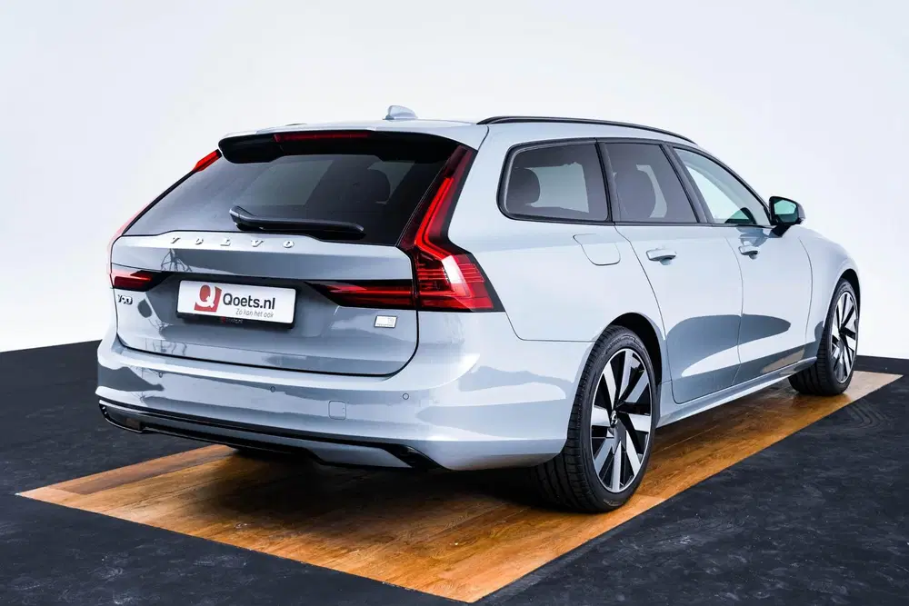 Volvo V90 2.0 T6 Plug-in hybrid AWD Plus Dark Trekha uit 2023, foto 2