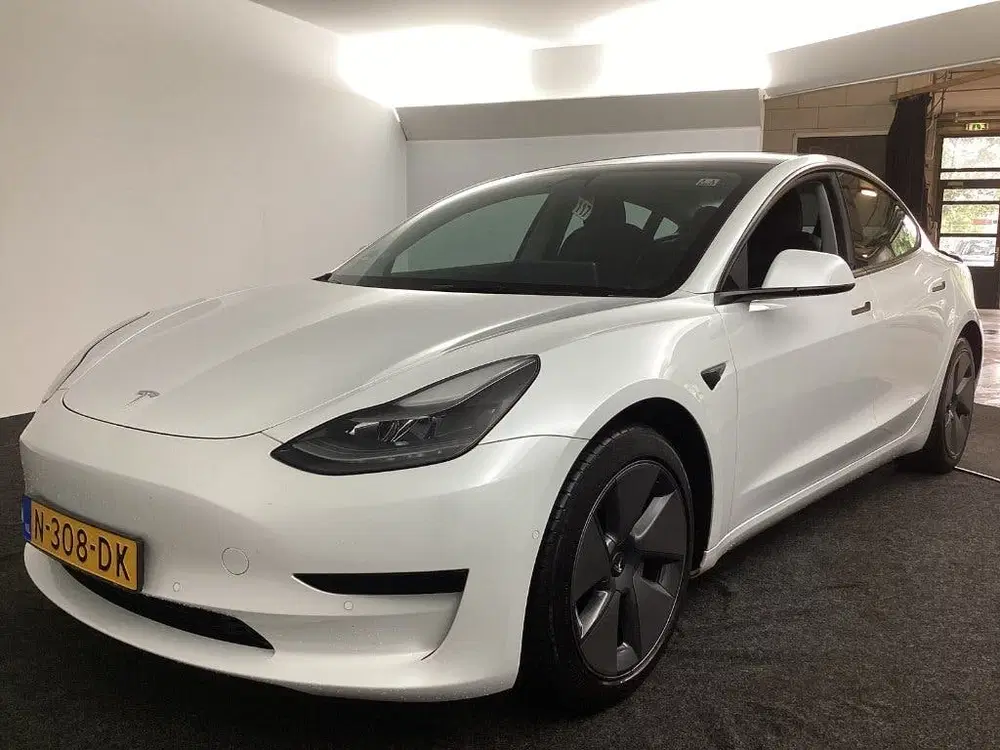 Tesla Model 3 uit 2021, foto 2