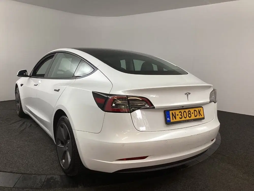 Tesla Model 3 uit 2021, foto 3