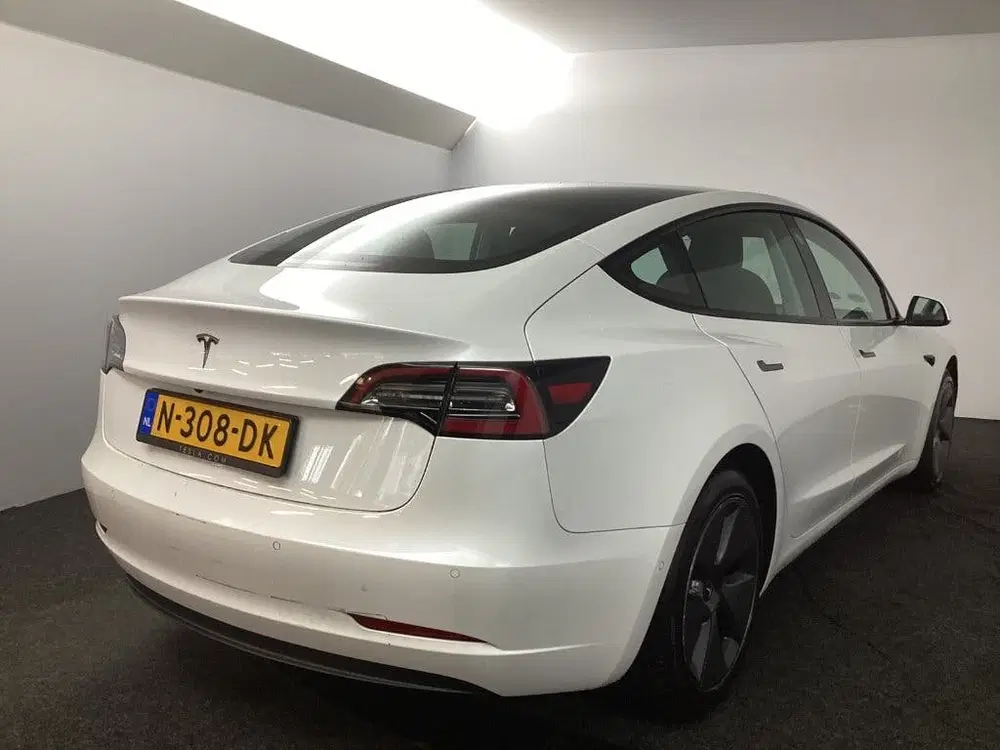 Tesla Model 3 uit 2021, foto 4
