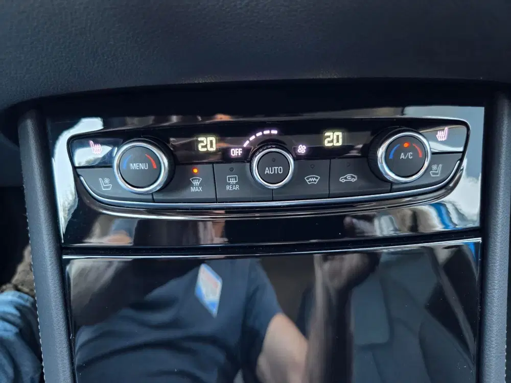 Opel Grandland 1.6 Turbo Hybrid4 Business Executive uit 2020, foto 6