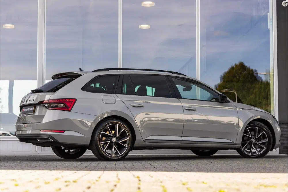 Skoda Superb 1.5 TSI ACT Sportline uit 2023, foto 2
