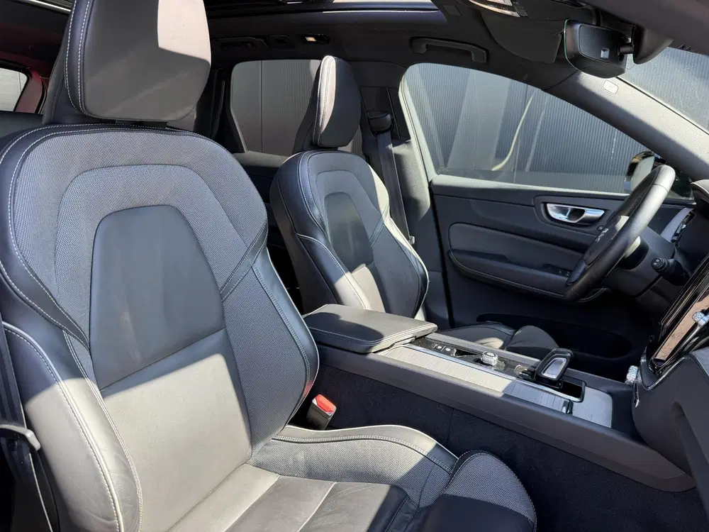 Volvo XC60 2.0 T8 Plug-in hybrid AWD R-Design uit 2022, foto 5