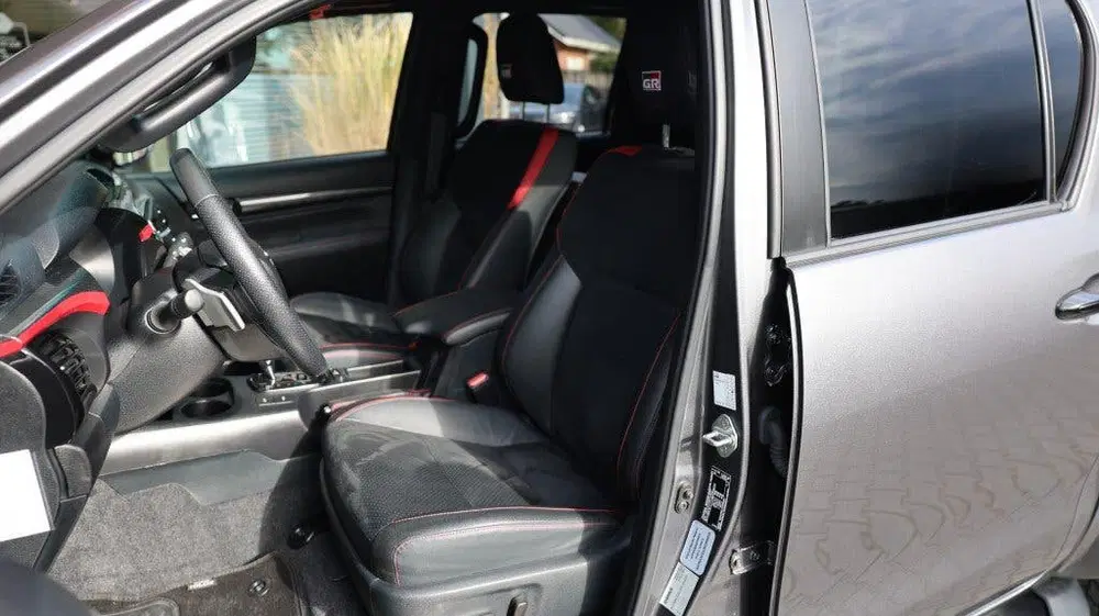 Toyota Hilux 2.8 D-4D DUBBEL CABIN GR SPORT A uit 2024, foto 7