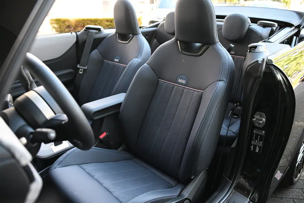 Mini Cabrio Cooper C Automaat uit 2025, foto 3