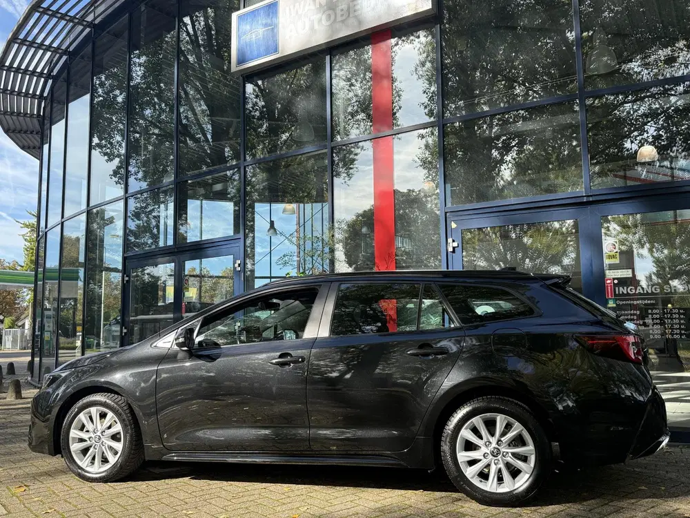 Toyota Corolla 1.8 Hybrid uit 2024, foto 4