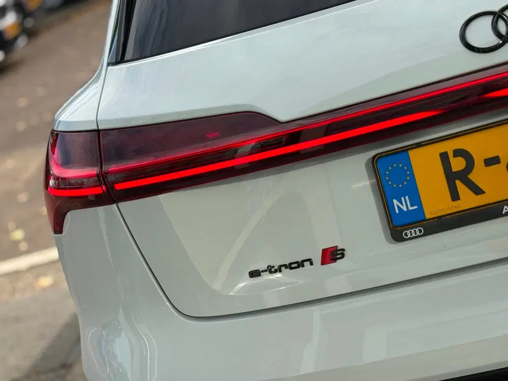 Audi e-tron S quattro 95 kWh PANO-DAK NL-AUTO NAP uit 2022, foto 7