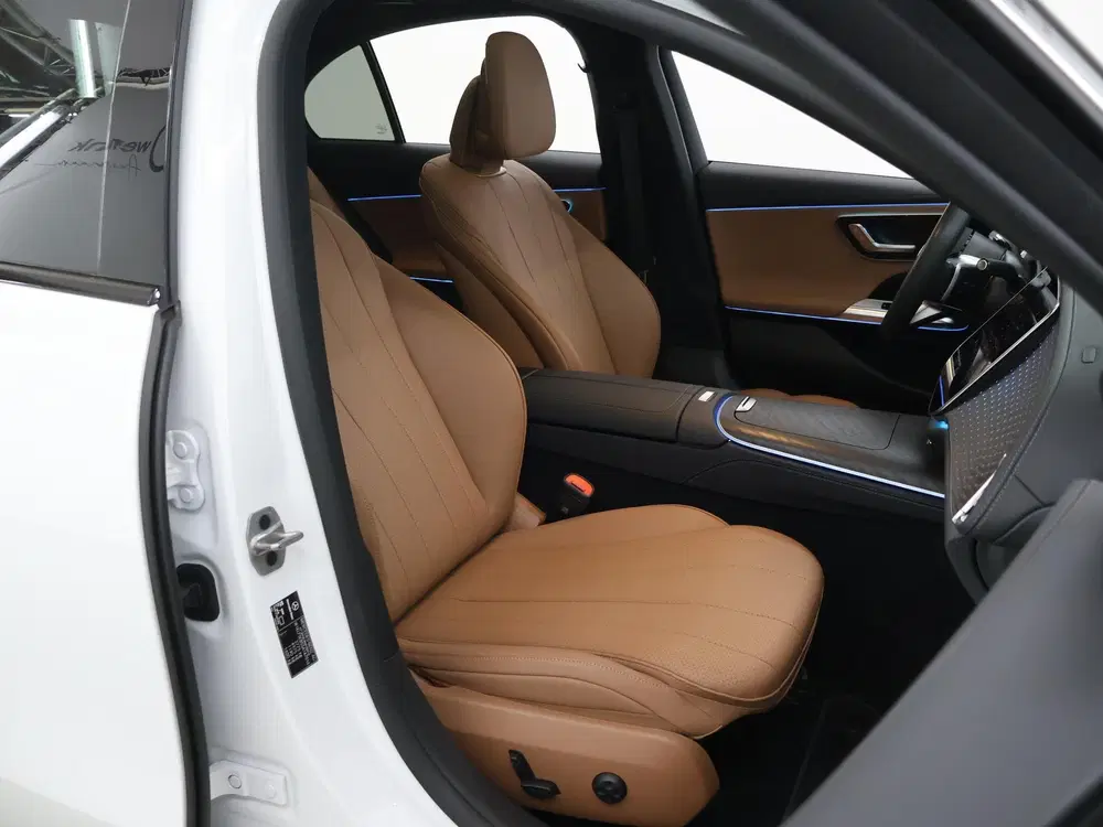 Mercedes-Benz E-Klasse 300 e AMG Line uit 2025, foto 10