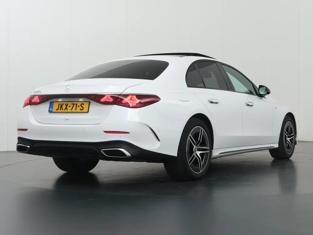 Mercedes-Benz E-Klasse 300 e AMG Line uit 2025, foto 2