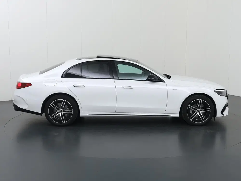 Mercedes-Benz E-Klasse 300 e AMG Line uit 2025, foto 6