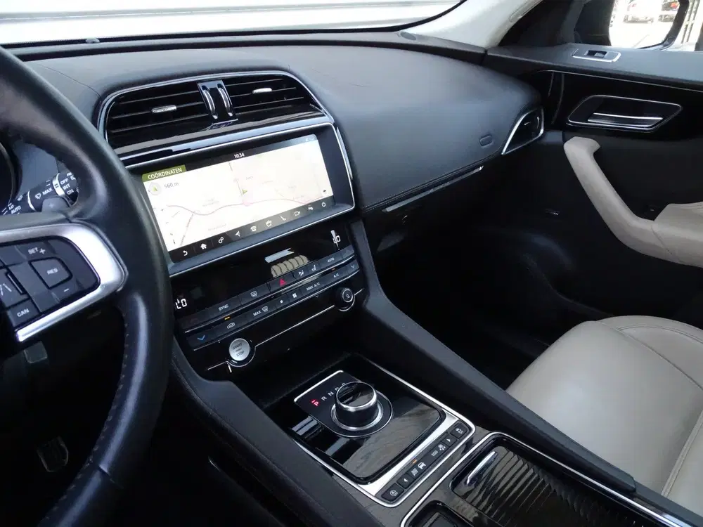 Jaguar F-Pace 2.0t AWD Portfolio uit 2019, foto 10