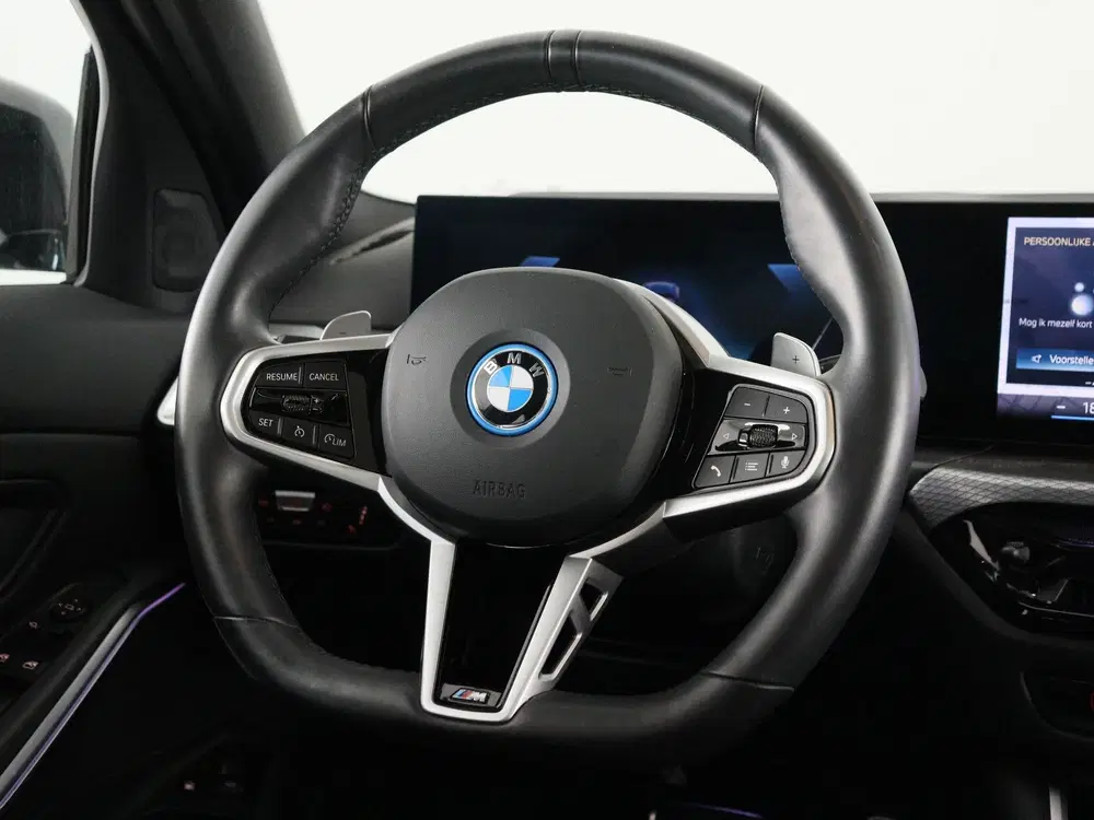 BMW 3-serie 330e Touring M-Sport uit 2025, foto 2