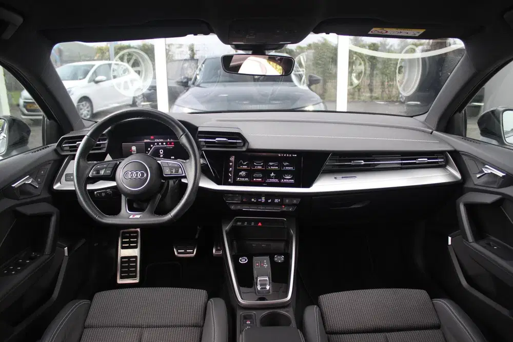 Audi A3 35 TFSI edition one S-Line 150 pk uit 2022, foto 3