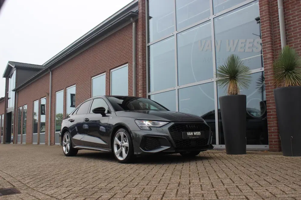 Audi A3 35 TFSI edition one S-Line 150 pk uit 2022, foto 4