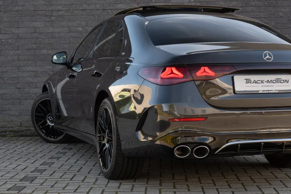 Mercedes-Benz E-Klasse 300 e AMG Line Panoramadak uit 2024, foto 13