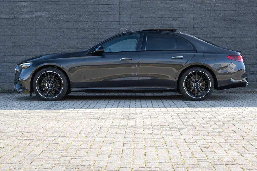 Mercedes-Benz E-Klasse 300 e AMG Line Panoramadak uit 2024, foto 14