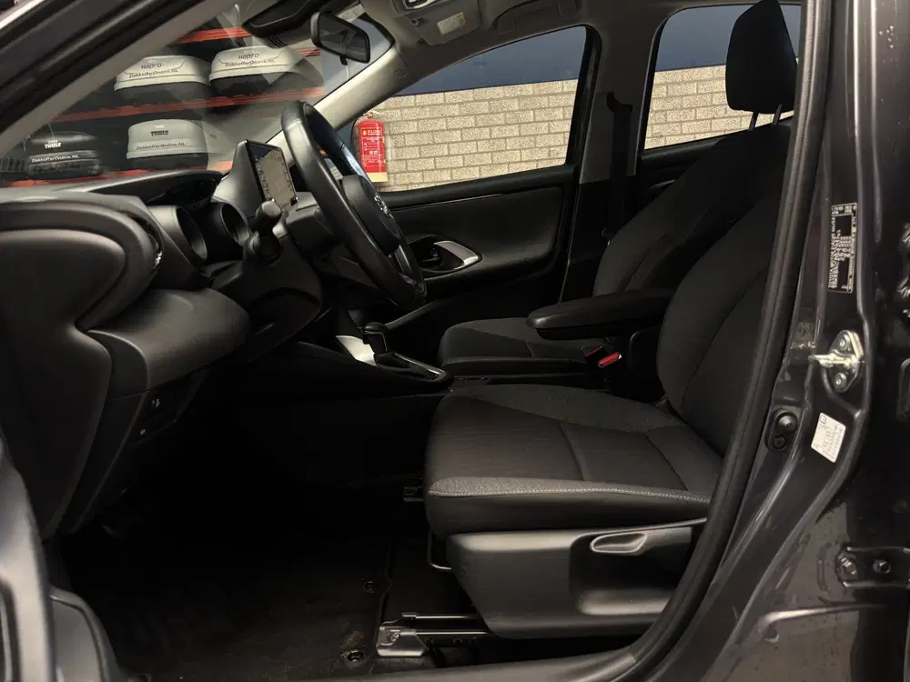 Toyota Yaris 1.5 Hybrid Dynamic Achteruitrijcamera uit 2021, foto 9