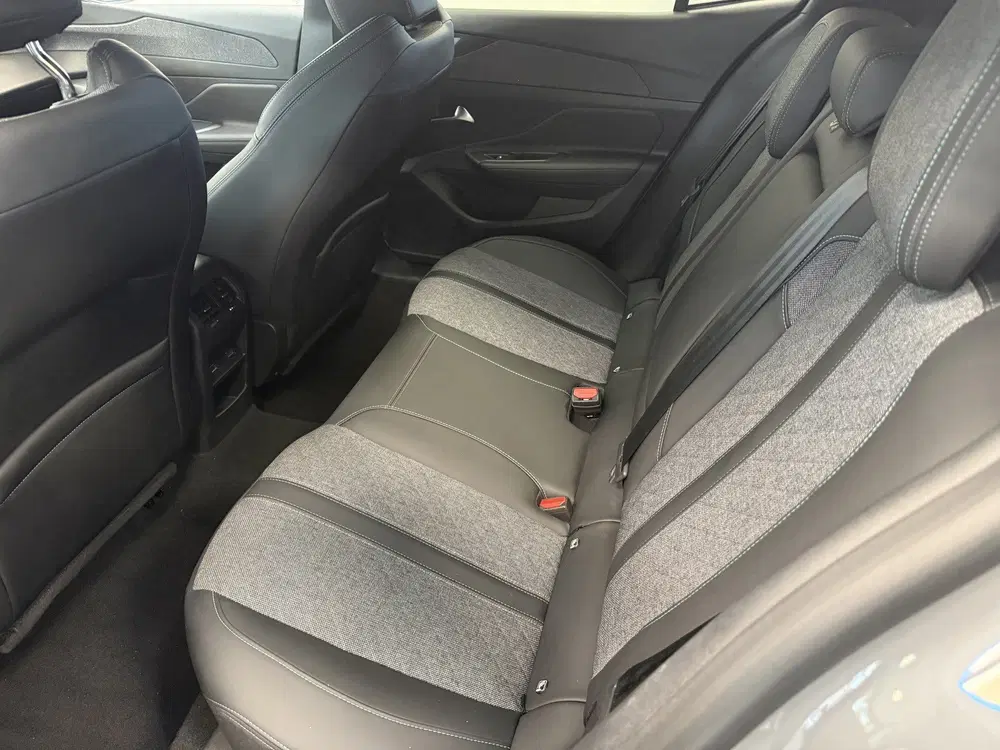 Peugeot 408 1.6 HYbrid Allure 180 EAT8 Navigatie Full uit 2024, foto 12