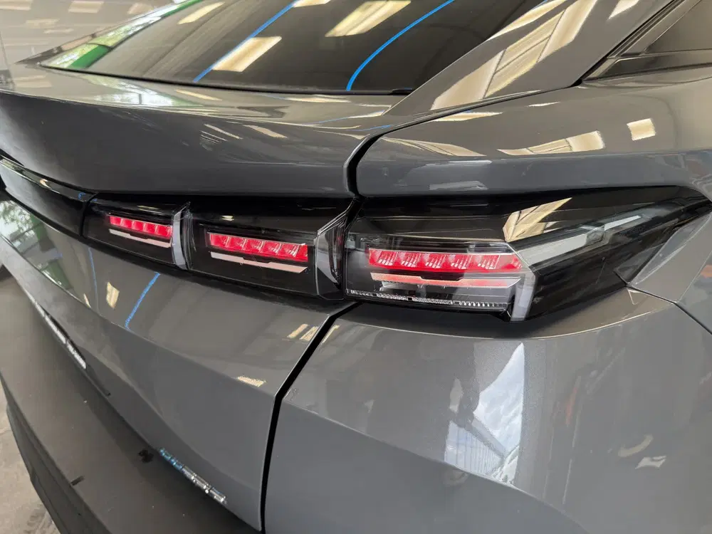 Peugeot 408 1.6 HYbrid Allure 180 EAT8 Navigatie Full uit 2024, foto 5