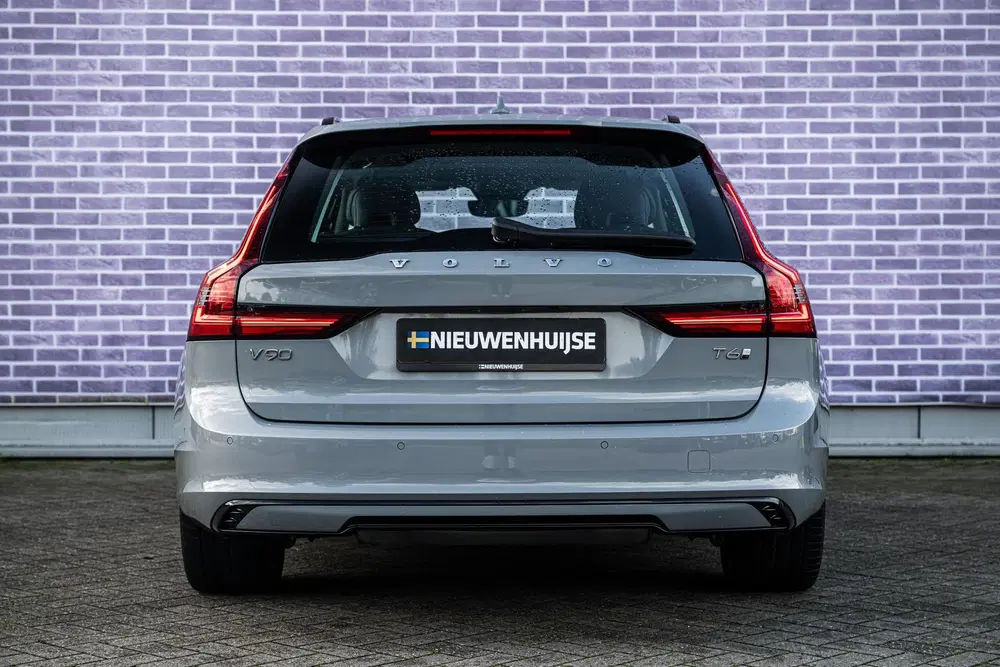 Volvo V90 2.0 T6 Plug-in hybrid AWD Ultra Dark uit 2024, foto 10