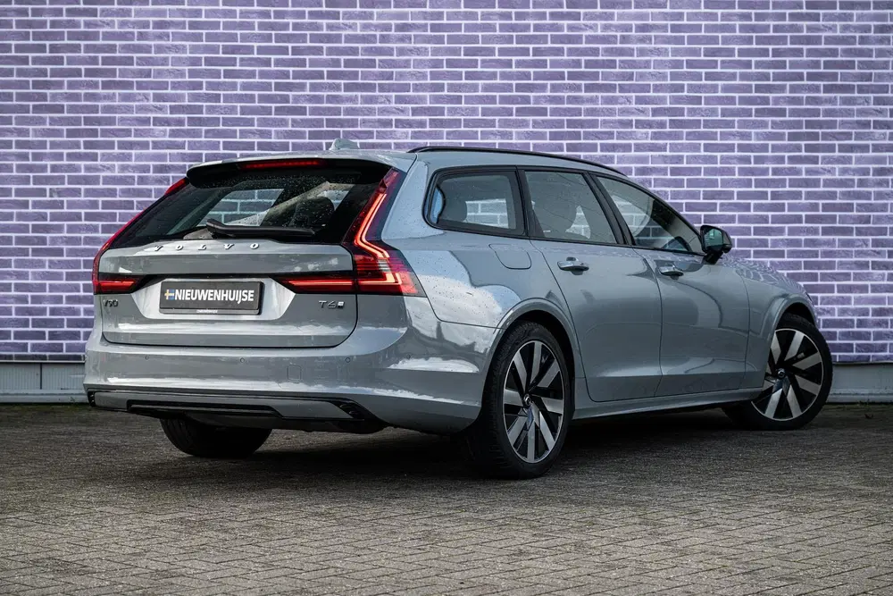 Volvo V90 2.0 T6 Plug-in hybrid AWD Ultra Dark uit 2024, foto 2