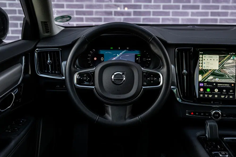 Volvo V90 2.0 T6 Plug-in hybrid AWD Ultra Dark uit 2024, foto 3