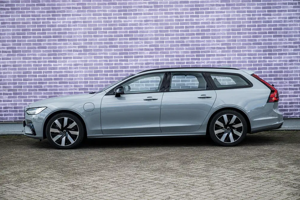 Volvo V90 2.0 T6 Plug-in hybrid AWD Ultra Dark uit 2024, foto 4