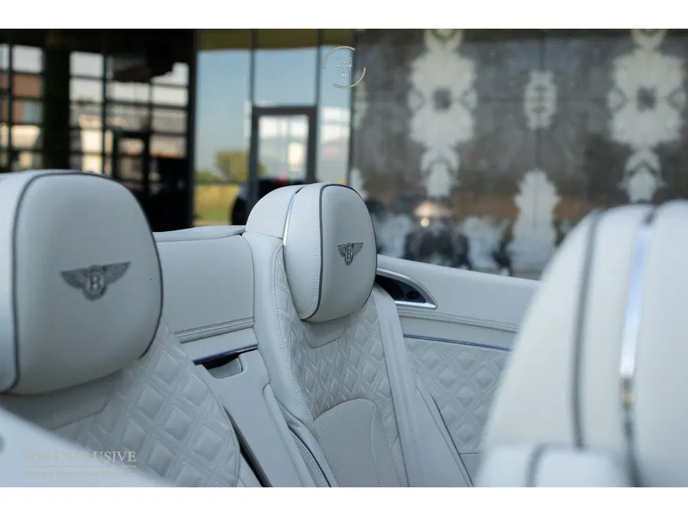 Bentley Continental GTC 4.0 V8 Mulliner uit 2022, foto 14