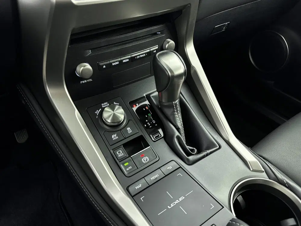 Lexus NX 300h AWD Business Line Pro uit 2020, foto 9