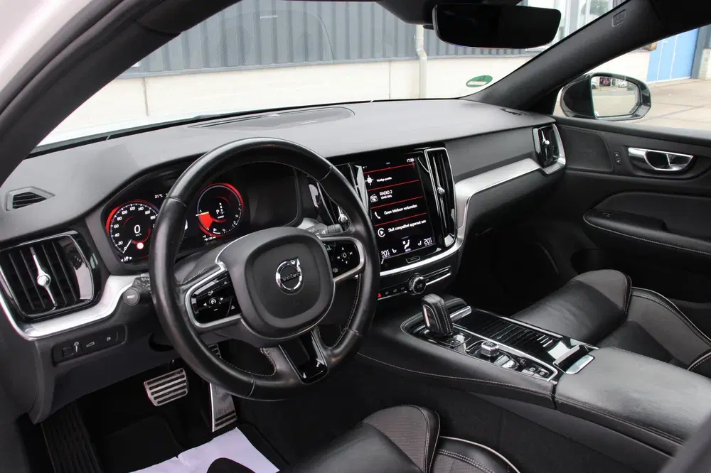 Volvo S60 2.0 T8 AWD R-Design Pano Memory Harman&Kar uit 2020, foto 2
