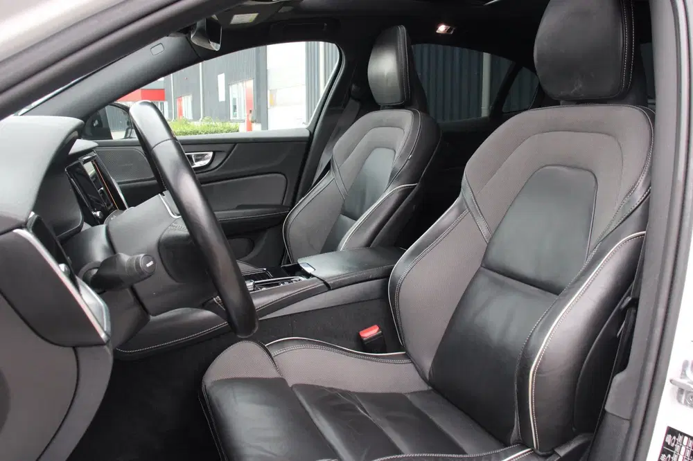 Volvo S60 2.0 T8 AWD R-Design Pano Memory Harman&Kar uit 2020, foto 6