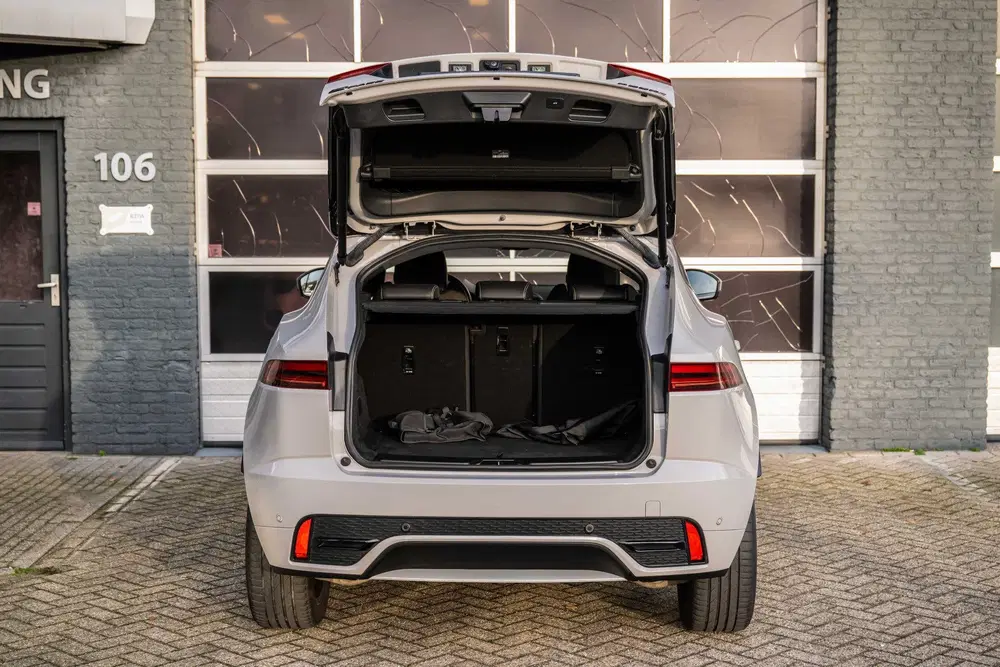 Jaguar E-Pace 1.5 P300e AWD R-Dynamic Black Edition uit 2022, foto 9