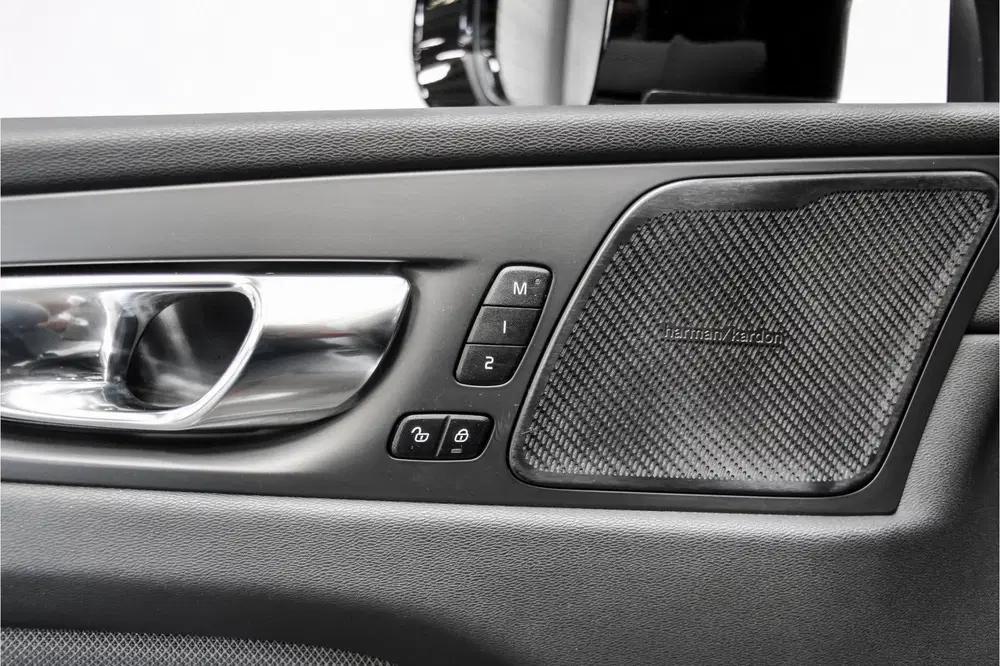 Volvo XC60 2.0 T6 Plugin AWD R-Design uit 2022, foto 13