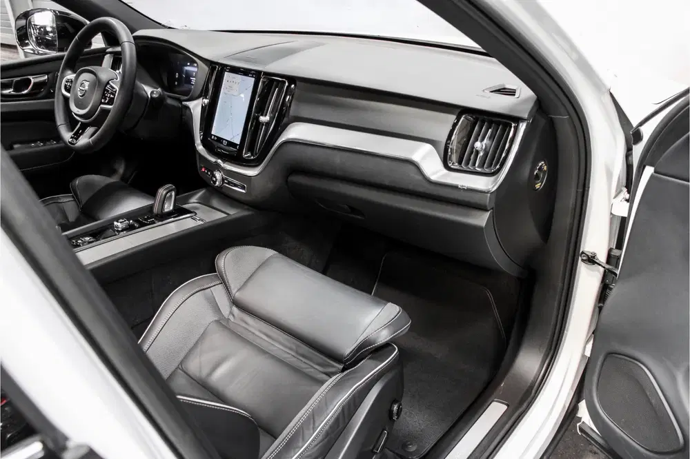 Volvo XC60 2.0 T6 Plugin AWD R-Design uit 2022, foto 9