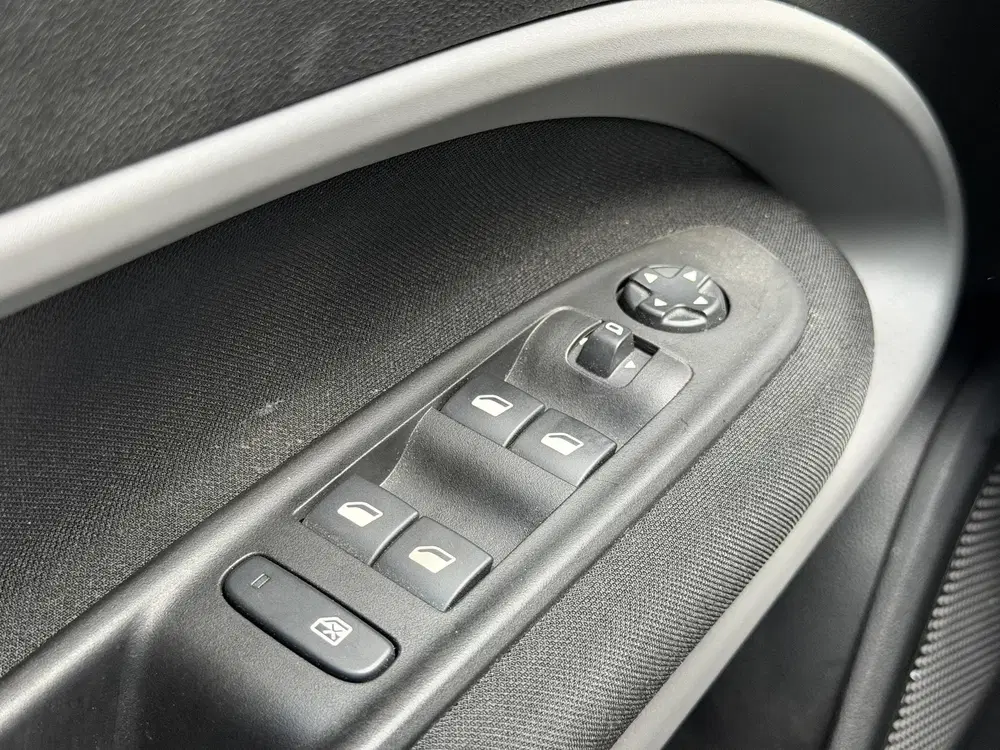 Jeep Avenger Longitude 54 kWh SOH 97 uit 2025, foto 14
