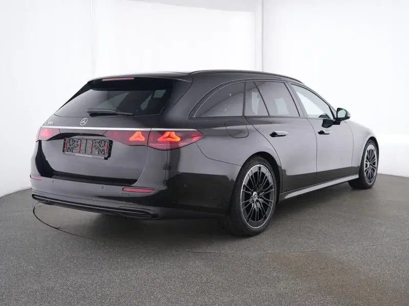 Mercedes-Benz E-Klasse 300 e Avantgarde Night Edition uit 2026, foto 2