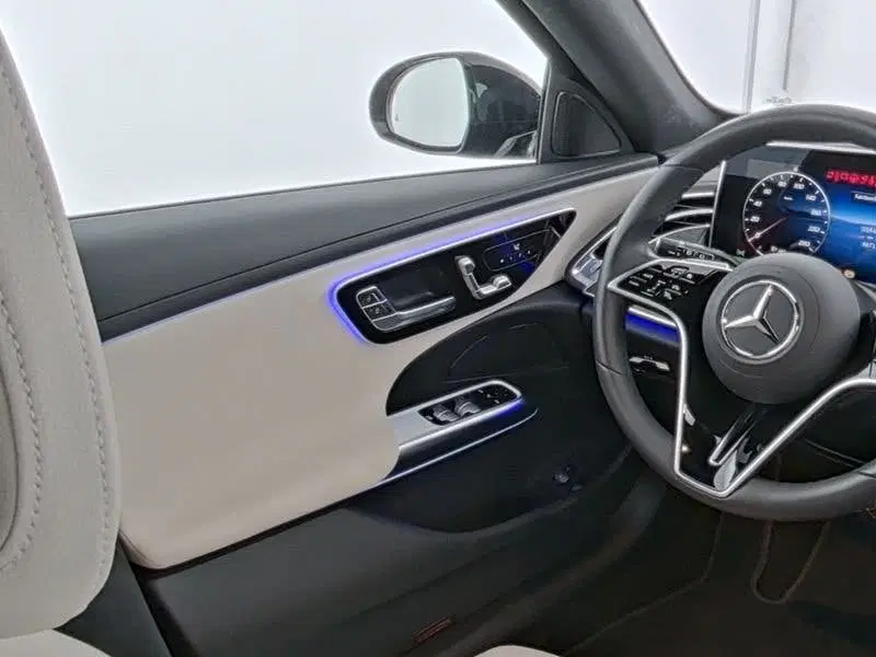Mercedes-Benz E-Klasse 300 e Avantgarde Night Edition uit 2026, foto 3