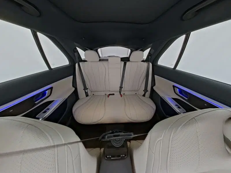 Mercedes-Benz E-Klasse 300 e Avantgarde Night Edition uit 2026, foto 7