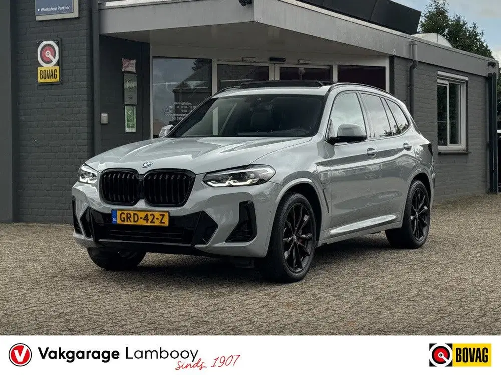 BMW X3 xDrive30e High Executive M-Sport Pano Head uit 2022