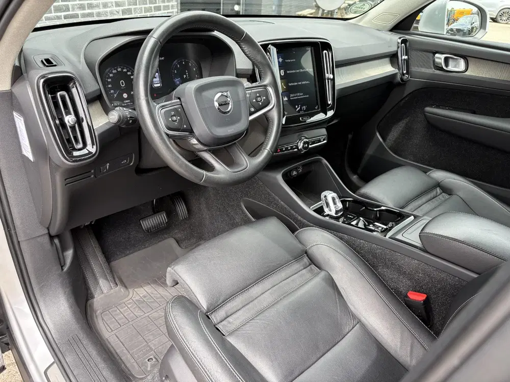 Volvo XC40 2.0 T4 Inscription uit 2019, foto 2