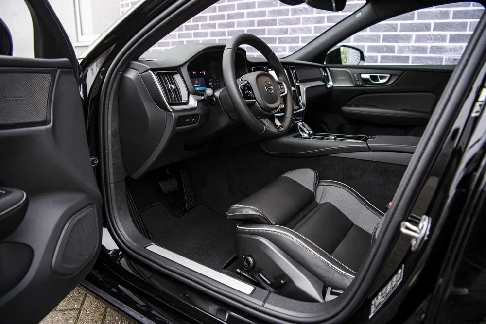 Volvo V60 2.0 T6 Plug-in hybrid AWD Ultra Dark uit 2026, foto 14